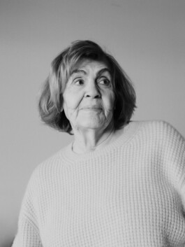 Fotografie / Portrait einer Künstlerin Simone Fattal in Paris für die ArtBasel