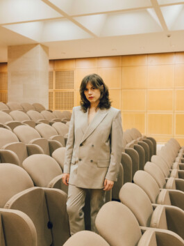 Künstlerportrait von Hanne Lippard bei einer Performance in Berlin